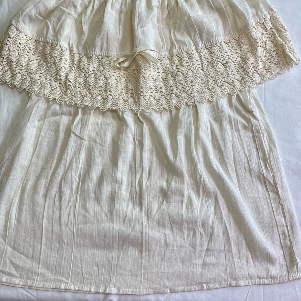 This is a very cute top it does have tags but It seems to be Between S/M size.